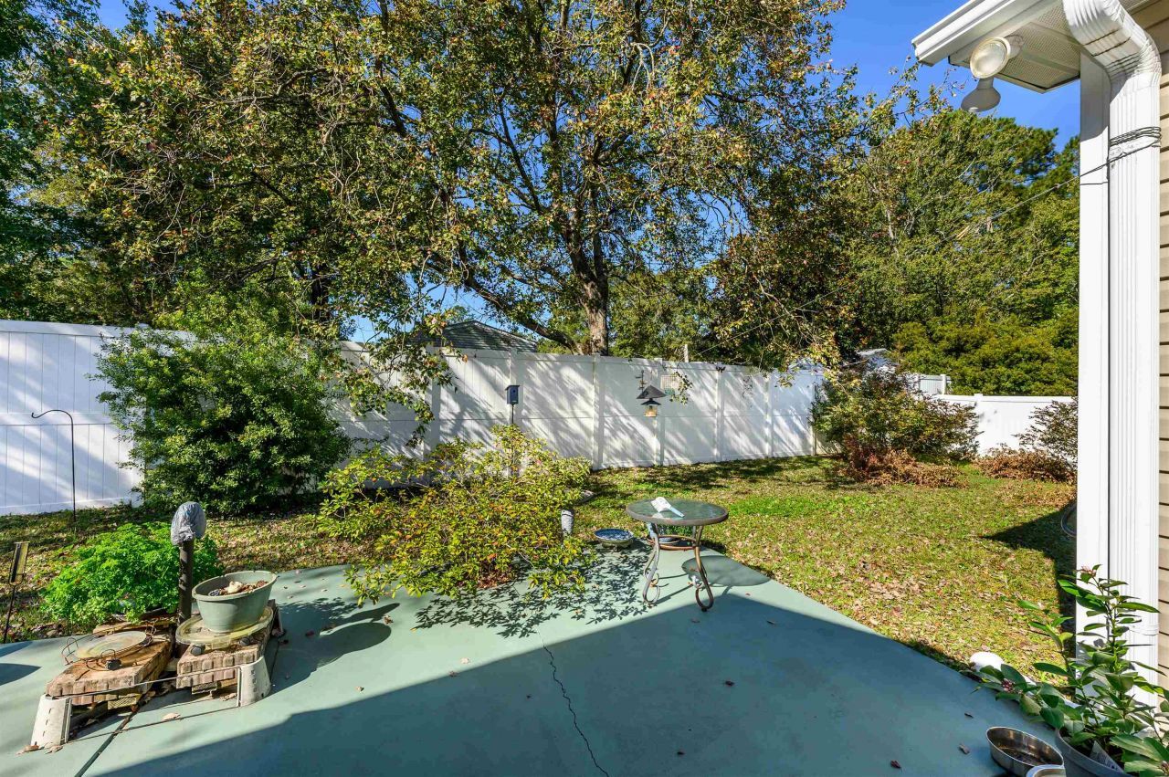 215 Jessica Lakes Dr. Photo 32