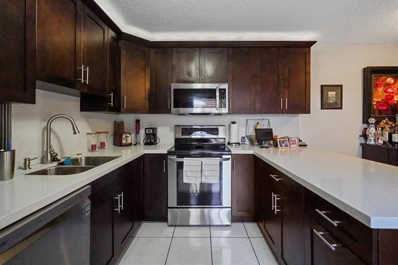 2512 Camelot Court, Cooper City, FL 33026 Photo