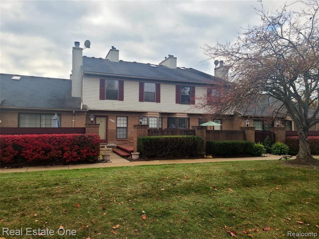 38872 Country Circle, Farmington Hills, MI 48331 Main Photo