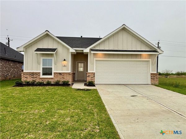 318 Cardinal Dr, Port Lavaca, TX 77979