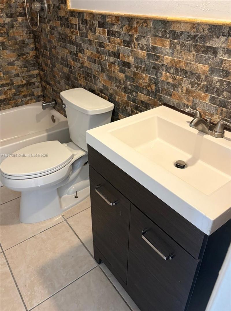 220 SW 7th St, Unit 8, Boca Raton, FL 33432 Photo