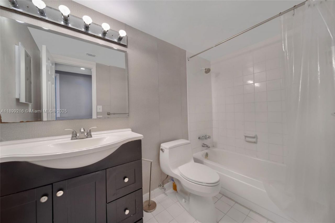 1455 N Treasure Dr, Unit 3K, North Bay Village, FL 33141 Photo