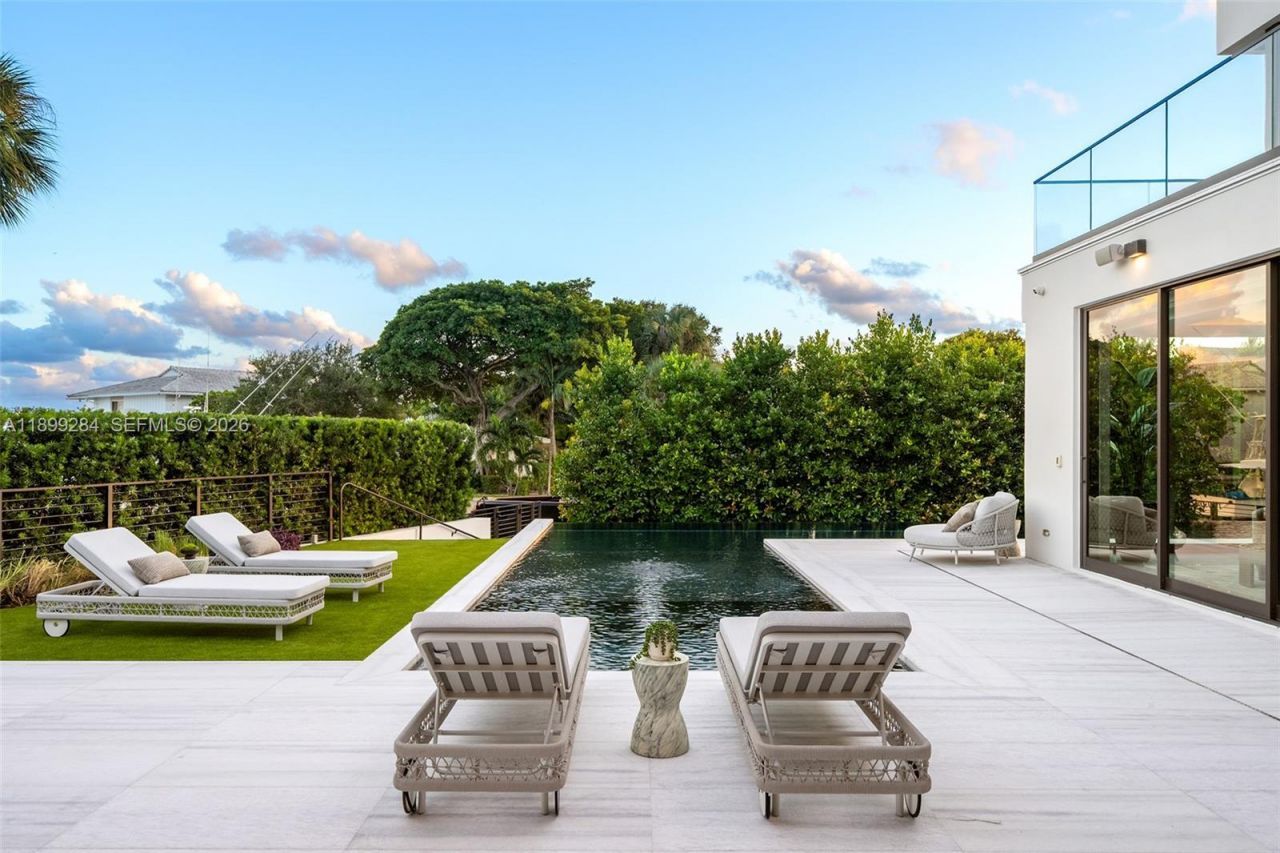 790 Lake Rd, Miami, FL 33137 Photo