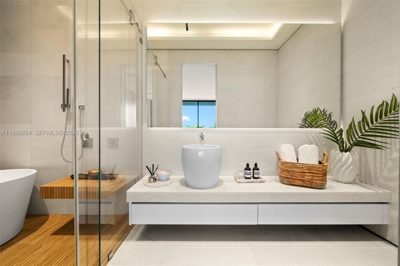 790 Lake Rd, Miami, FL 33137 Photo