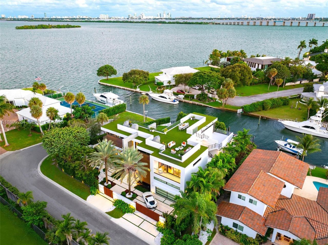 790 Lake Rd, Miami, FL 33137 Photo