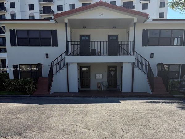 220 SW 7th St, Unit 8, Boca Raton, FL 33432