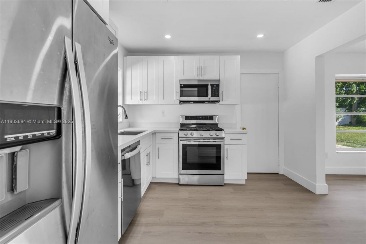 21241 NE 2nd Ave, Miami, FL 33179 Photo