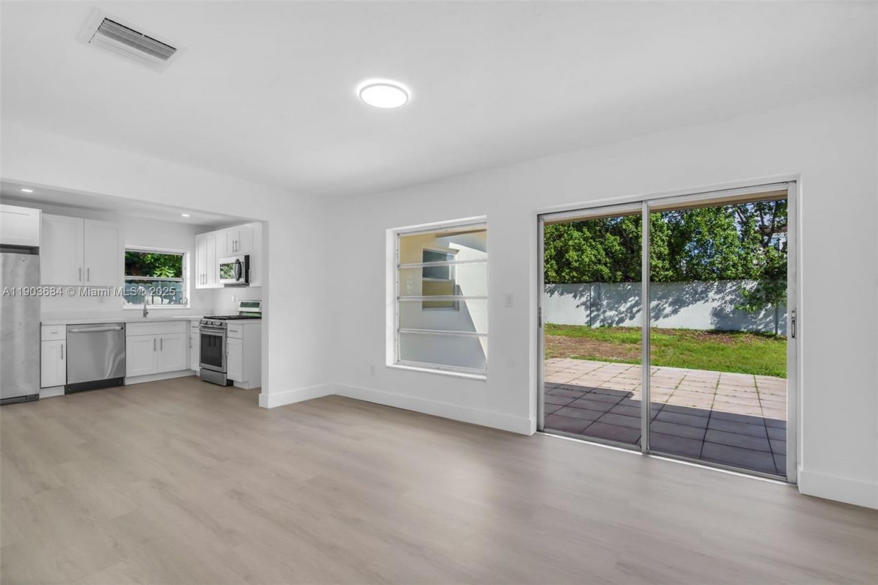 21241 NE 2nd Ave, Miami, FL 33179 Photo