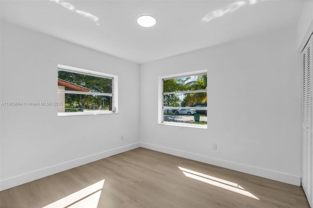 21241 NE 2nd Ave, Miami, FL 33179 Photo