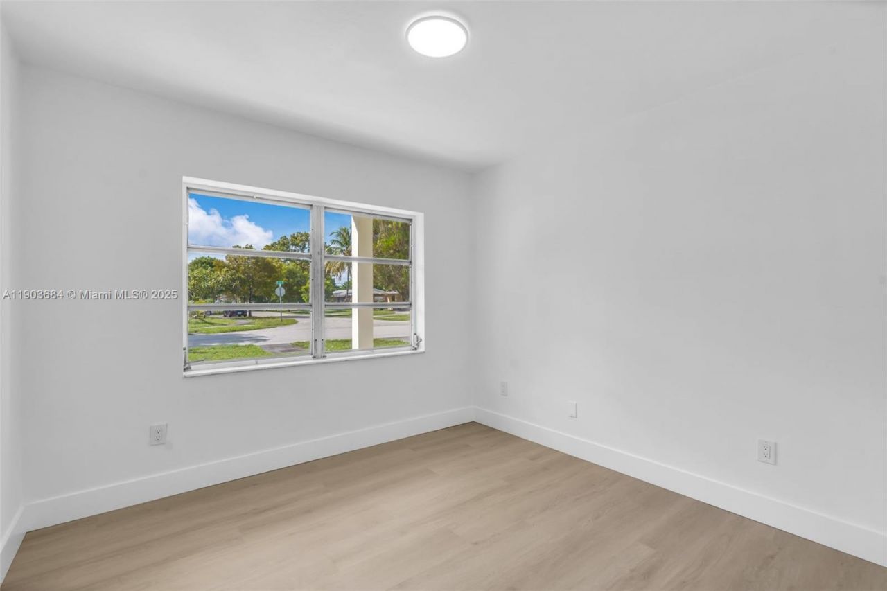 21241 NE 2nd Ave, Miami, FL 33179 Photo