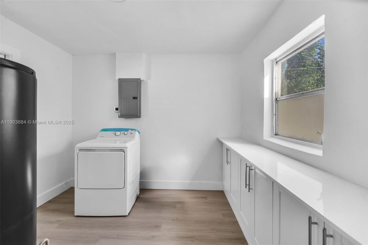 21241 NE 2nd Ave, Miami, FL 33179 Photo