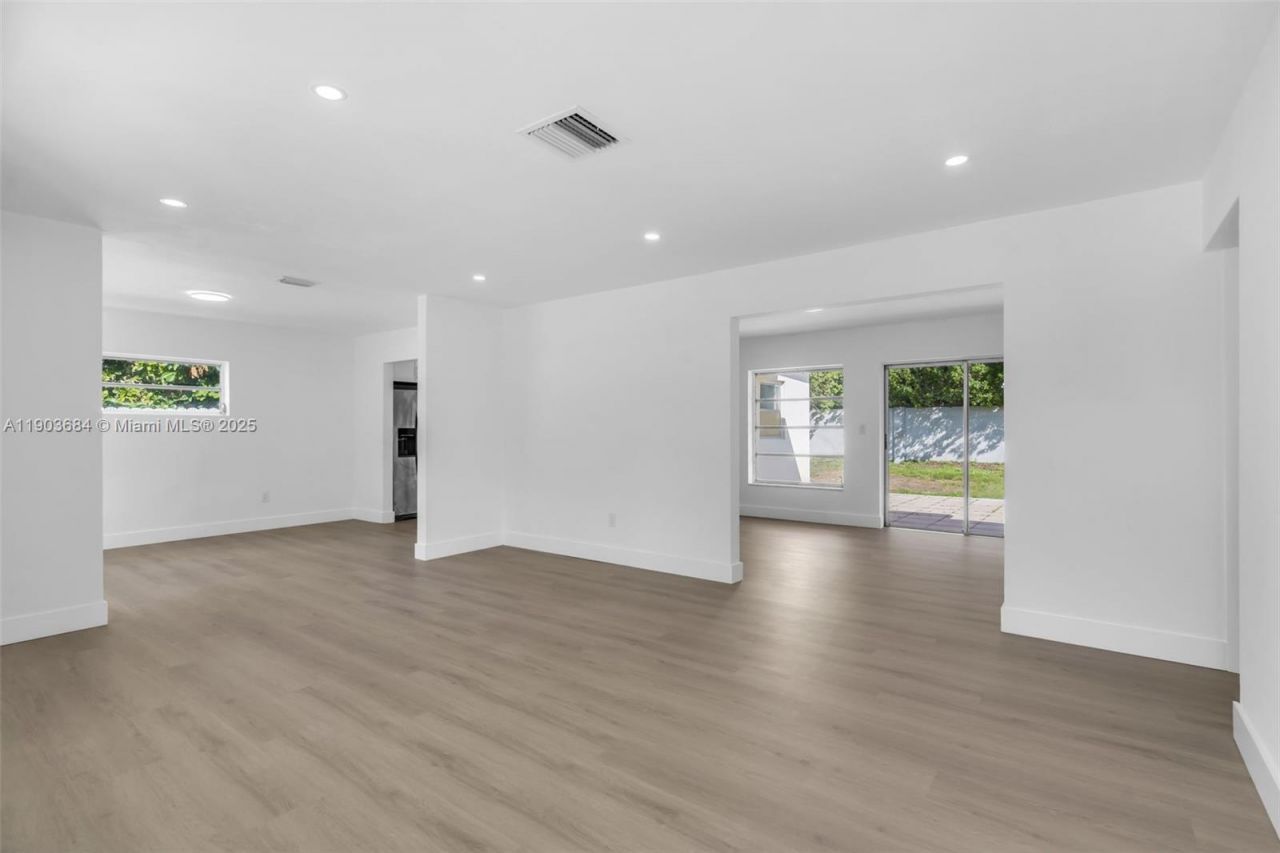 21241 NE 2nd Ave, Miami, FL 33179 Photo