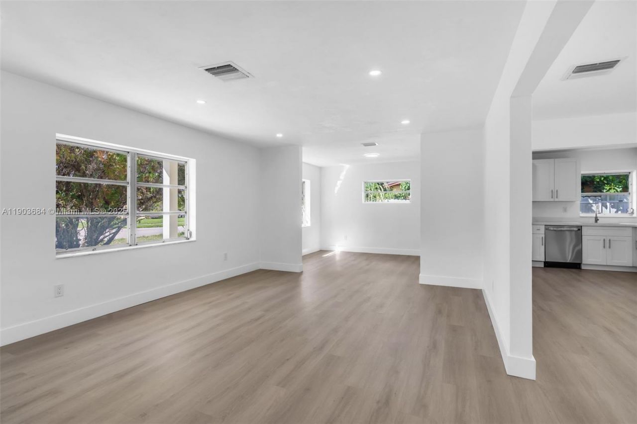 21241 NE 2nd Ave, Miami, FL 33179 Photo