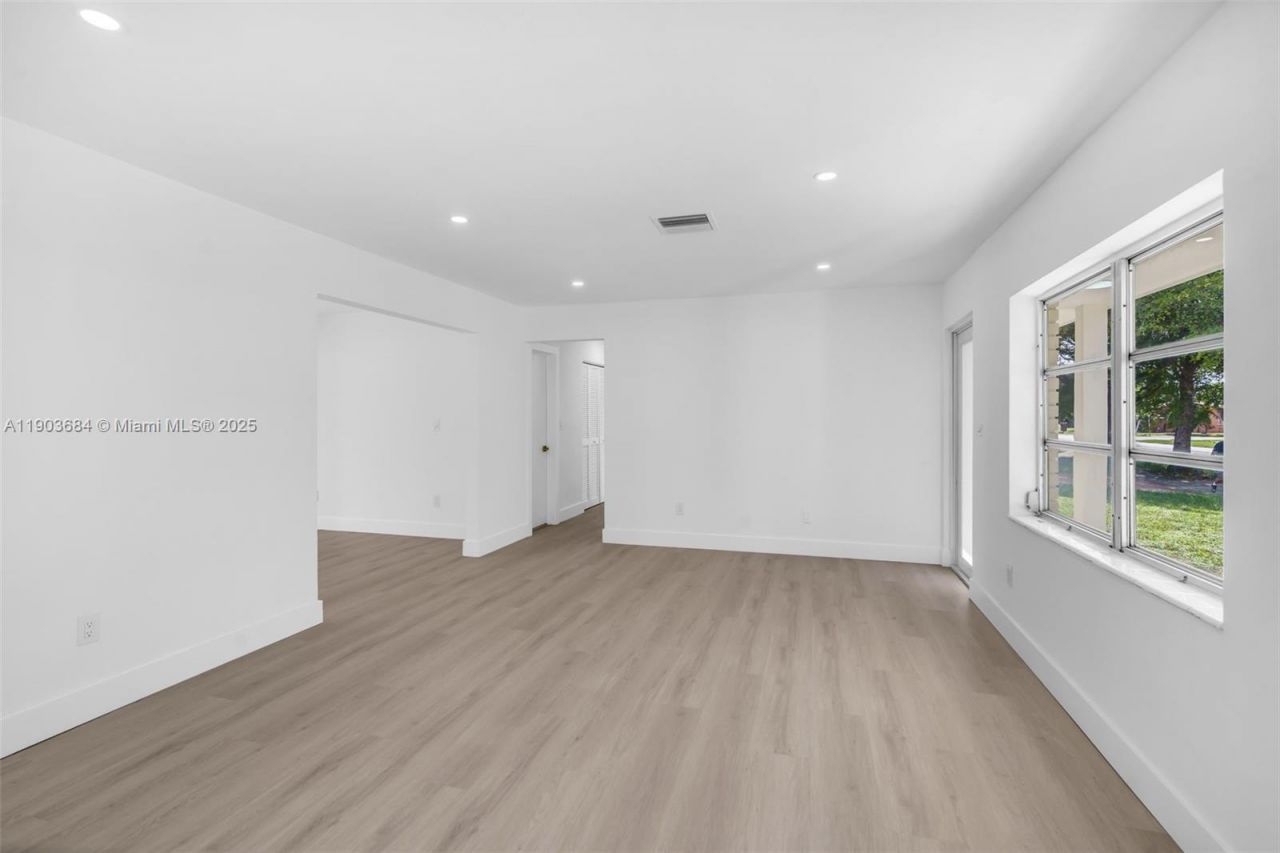 21241 NE 2nd Ave, Miami, FL 33179 Photo