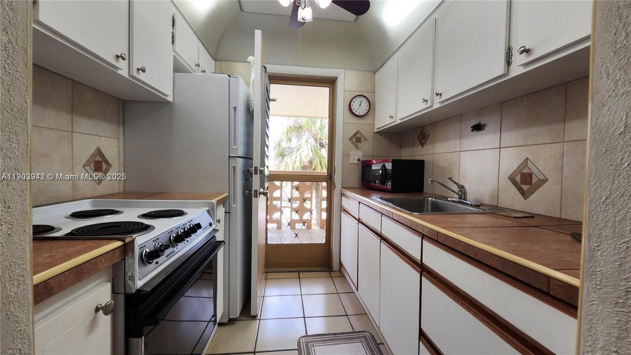 16901 NE 13th Ave, Unit 306, Miami, FL 33162 Photo