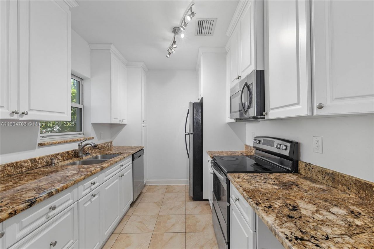 8826 Emerson Ave, Surfside, FL 33154 Photo