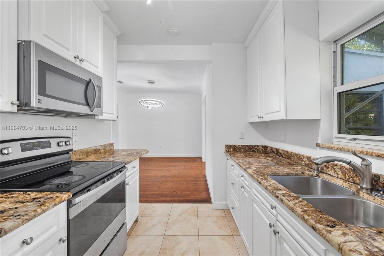 8826 Emerson Ave, Surfside, FL 33154 Photo