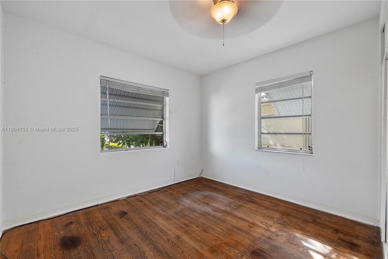 8826 Emerson Ave, Surfside, FL 33154 Photo