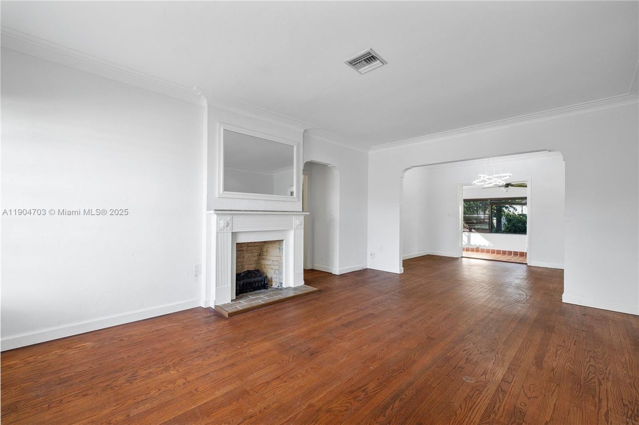 8826 Emerson Ave, Surfside, FL 33154 Photo