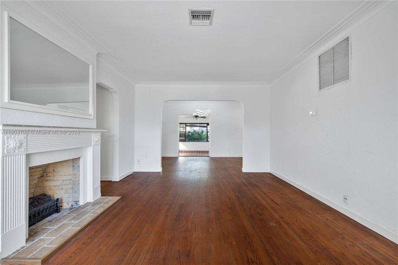 8826 Emerson Ave, Surfside, FL 33154 Photo