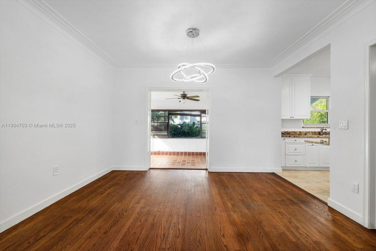 8826 Emerson Ave, Surfside, FL 33154 Photo