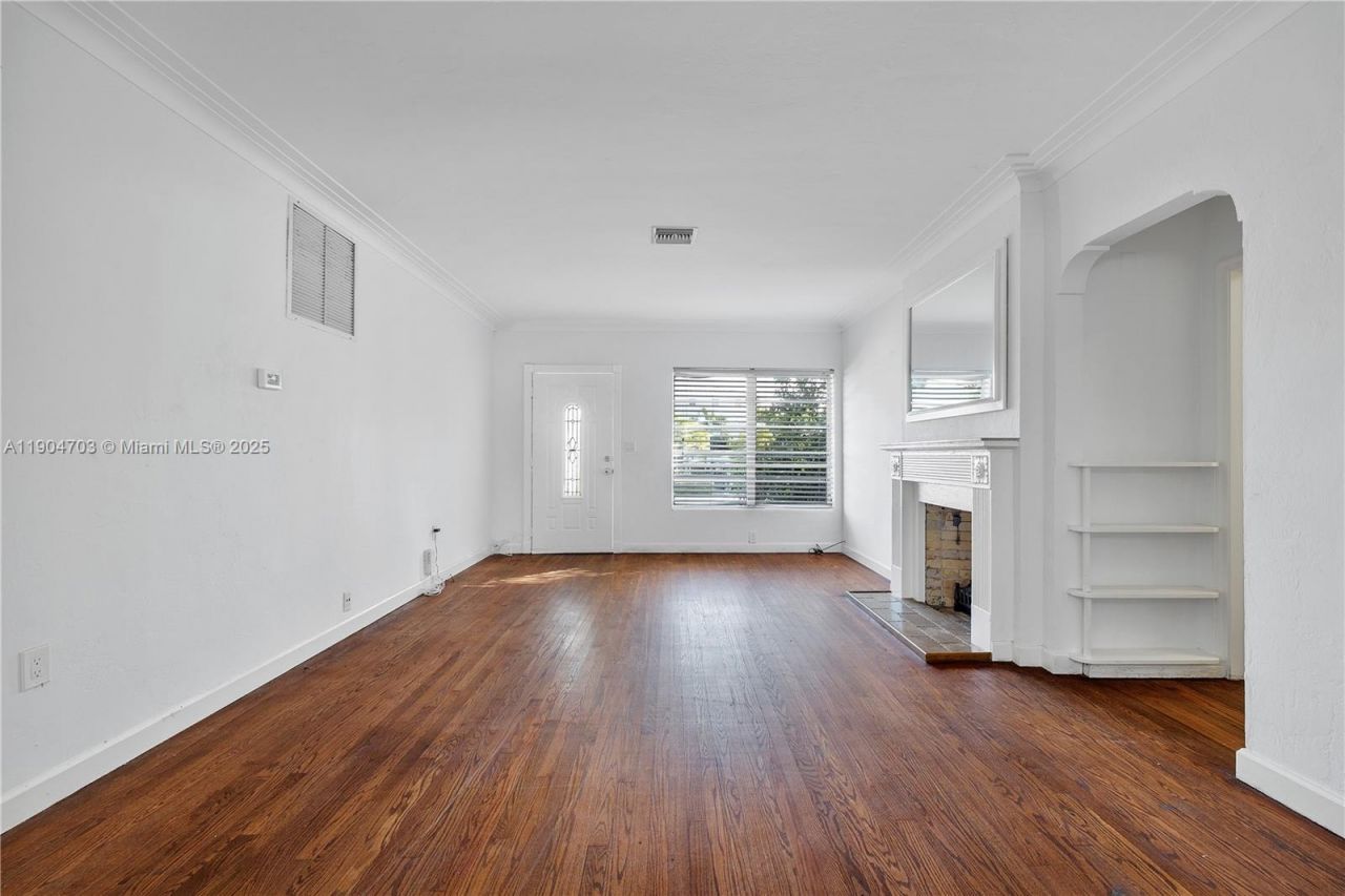 8826 Emerson Ave, Surfside, FL 33154 Photo