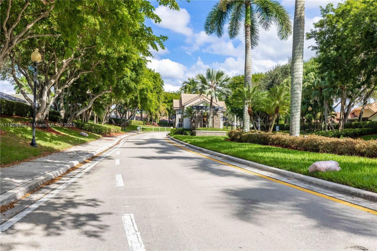 1102 Camellia Cir, Weston, FL 33326 Photo