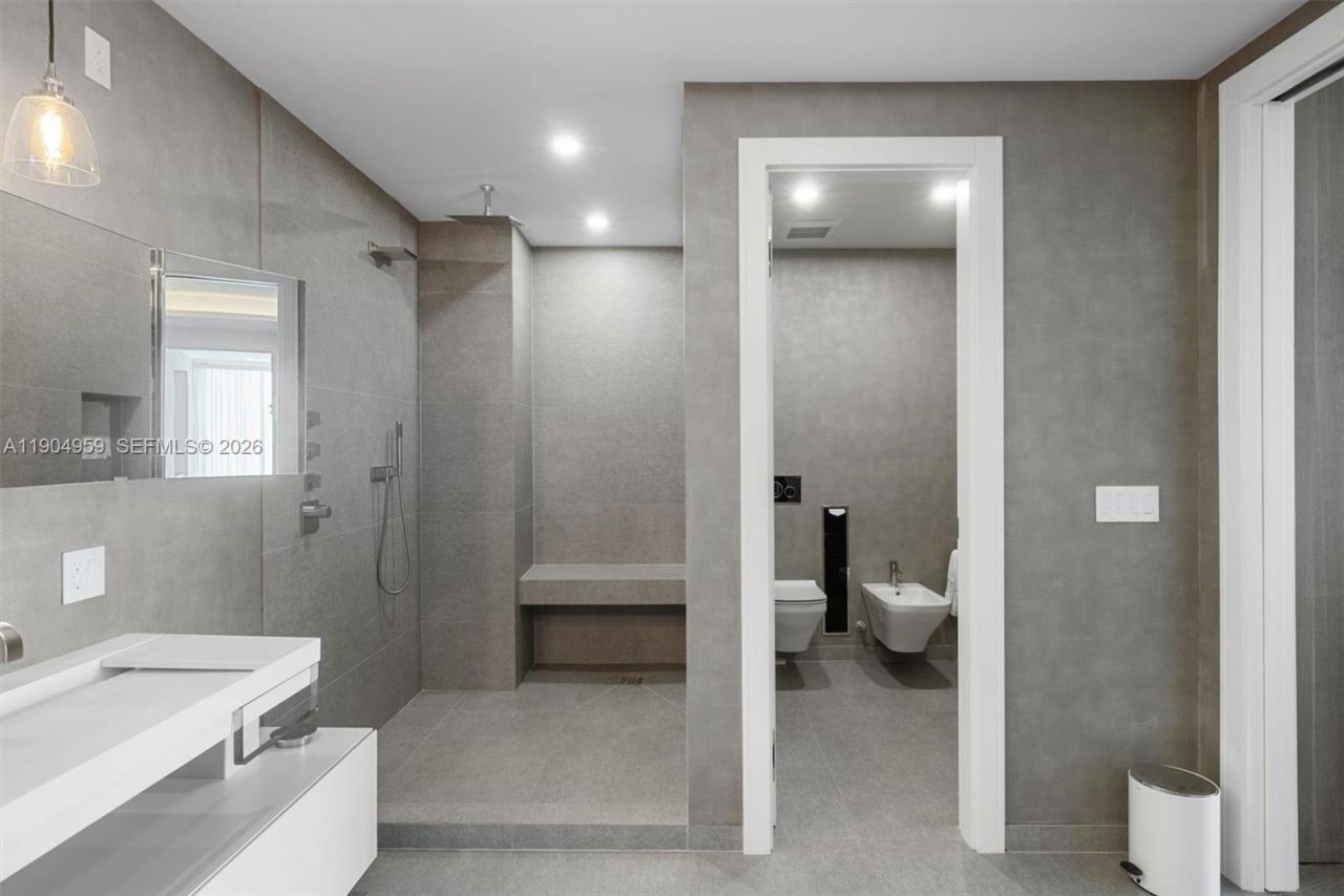 100 S Pointe Dr, Unit 3203, Miami Beach, FL 33139 Photo