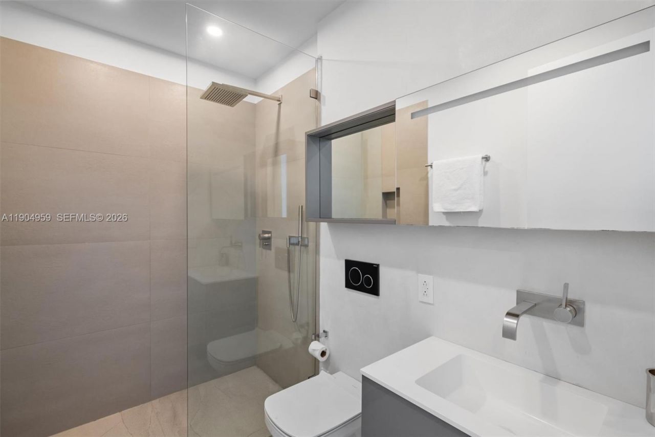 100 S Pointe Dr, Unit 3203, Miami Beach, FL 33139 Photo