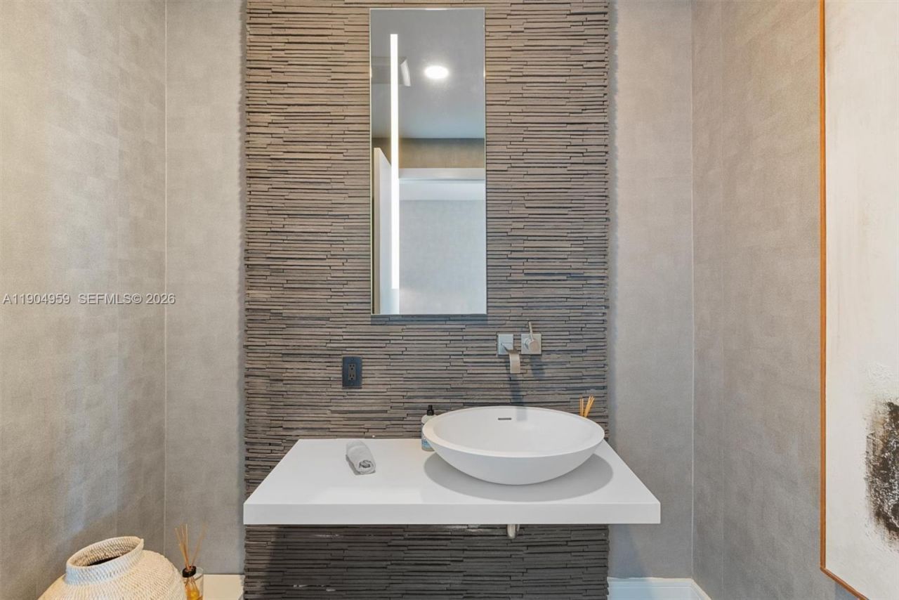 100 S Pointe Dr, Unit 3203, Miami Beach, FL 33139 Photo