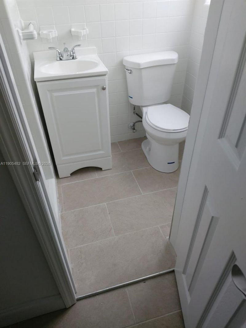 7155 Rue Notre Dame, Miami Beach, FL 33141 Photo