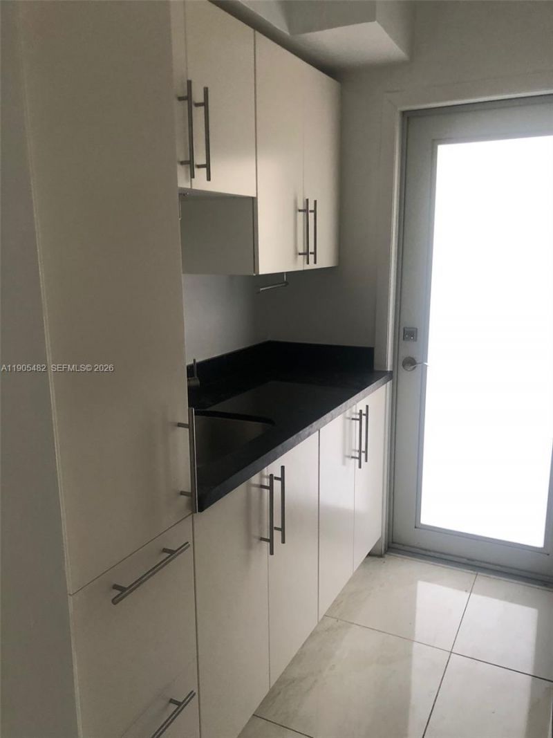 7155 Rue Notre Dame, Miami Beach, FL 33141 Photo