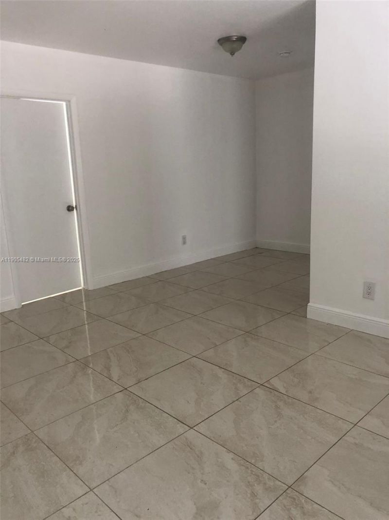 7155 Rue Notre Dame, Miami Beach, FL 33141 Photo