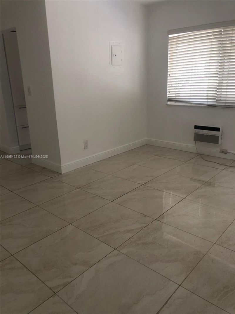 7155 Rue Notre Dame, Miami Beach, FL 33141 Photo