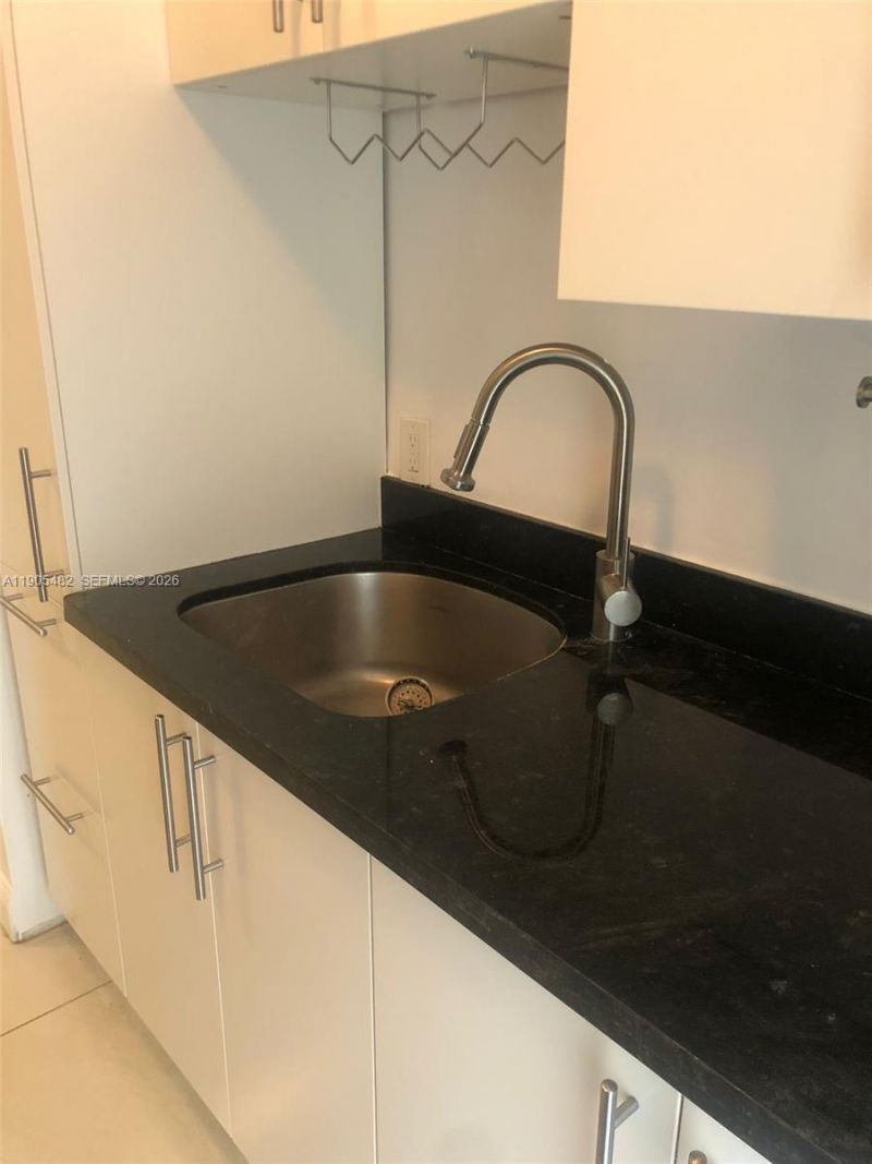 7155 Rue Notre Dame, Miami Beach, FL 33141 Photo