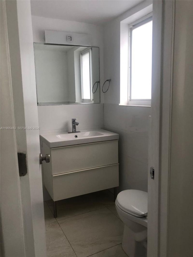 7155 Rue Notre Dame, Miami Beach, FL 33141 Photo