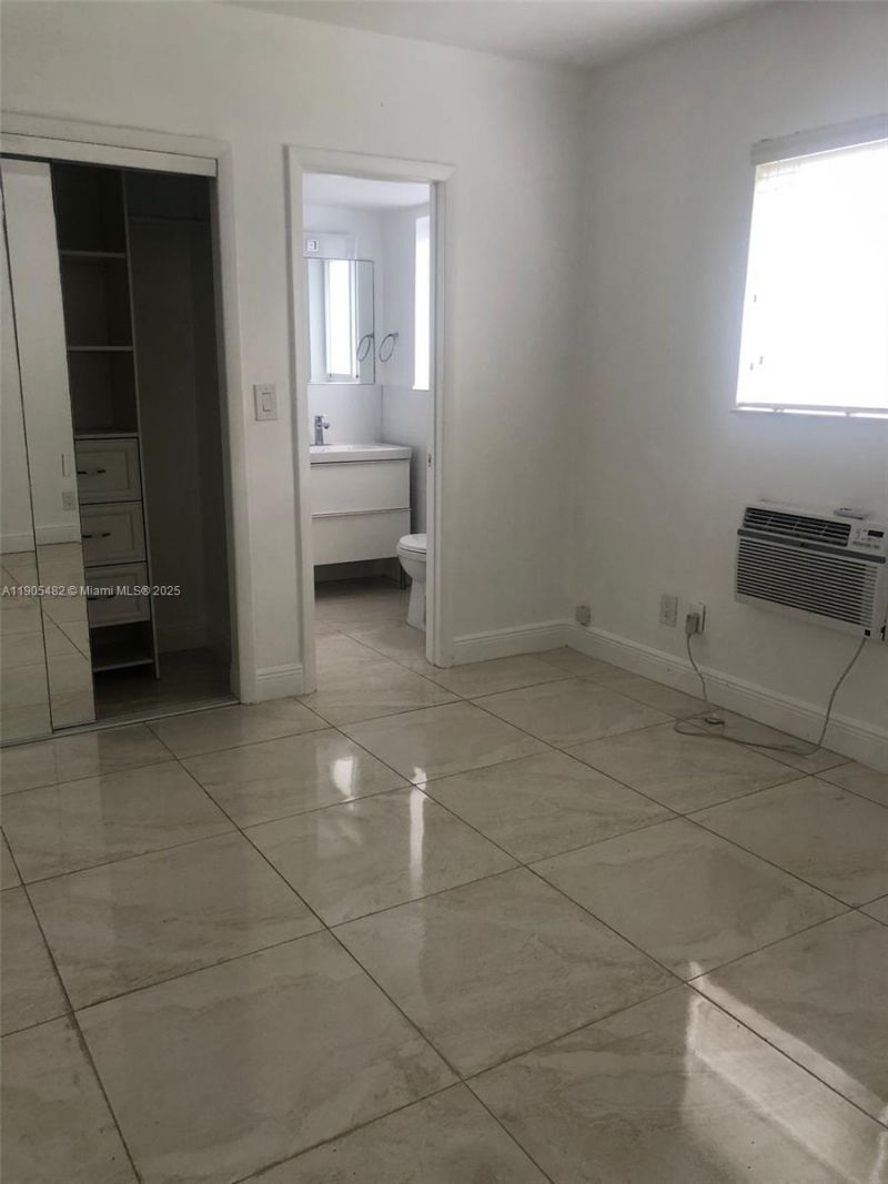 7155 Rue Notre Dame, Miami Beach, FL 33141 Photo