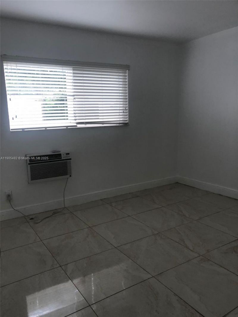 7155 Rue Notre Dame, Miami Beach, FL 33141 Photo