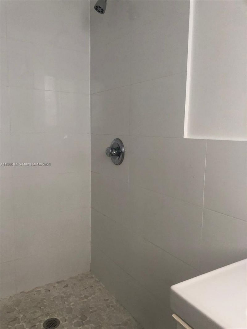 7155 Rue Notre Dame, Miami Beach, FL 33141 Photo