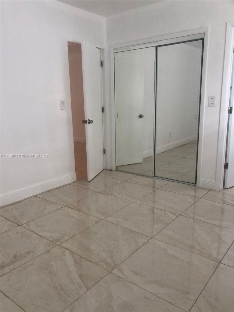 7155 Rue Notre Dame, Miami Beach, FL 33141 Photo