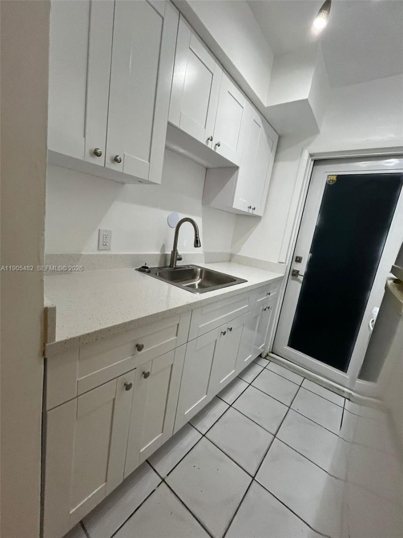 7155 Rue Notre Dame, Miami Beach, FL 33141 Photo