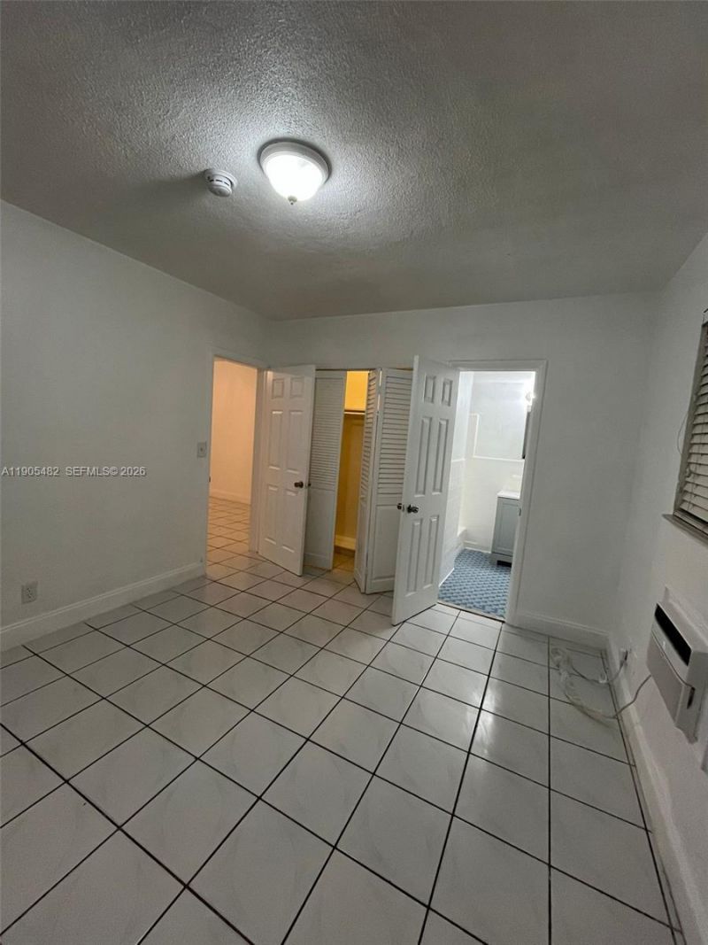 7155 Rue Notre Dame, Miami Beach, FL 33141 Photo