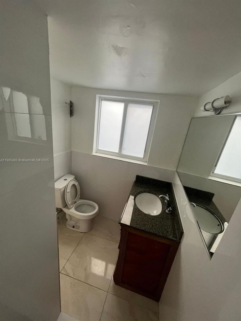 7155 Rue Notre Dame, Miami Beach, FL 33141 Photo