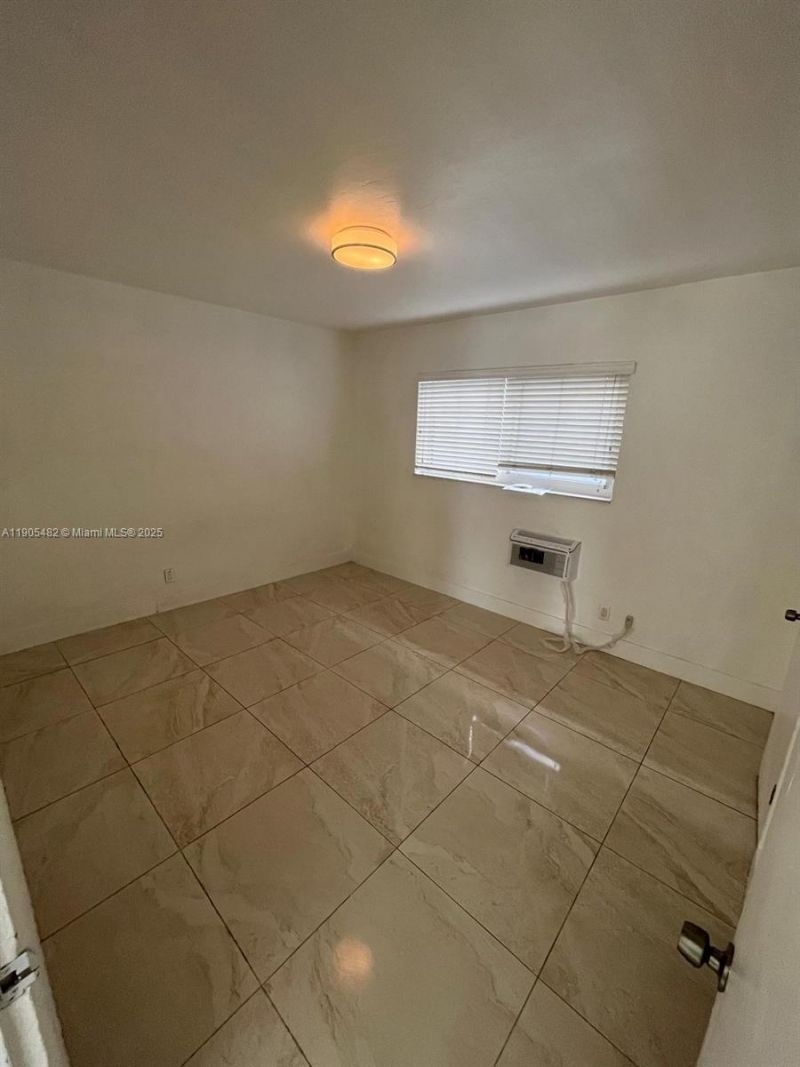 7155 Rue Notre Dame, Miami Beach, FL 33141 Photo