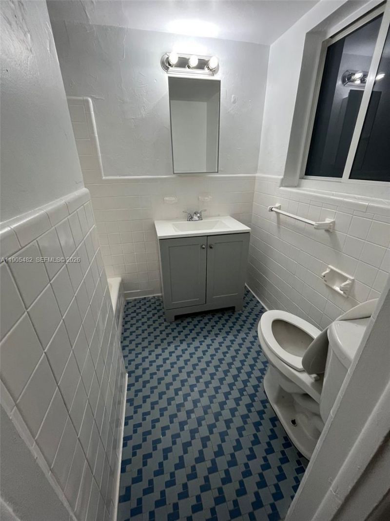 7155 Rue Notre Dame, Miami Beach, FL 33141 Photo