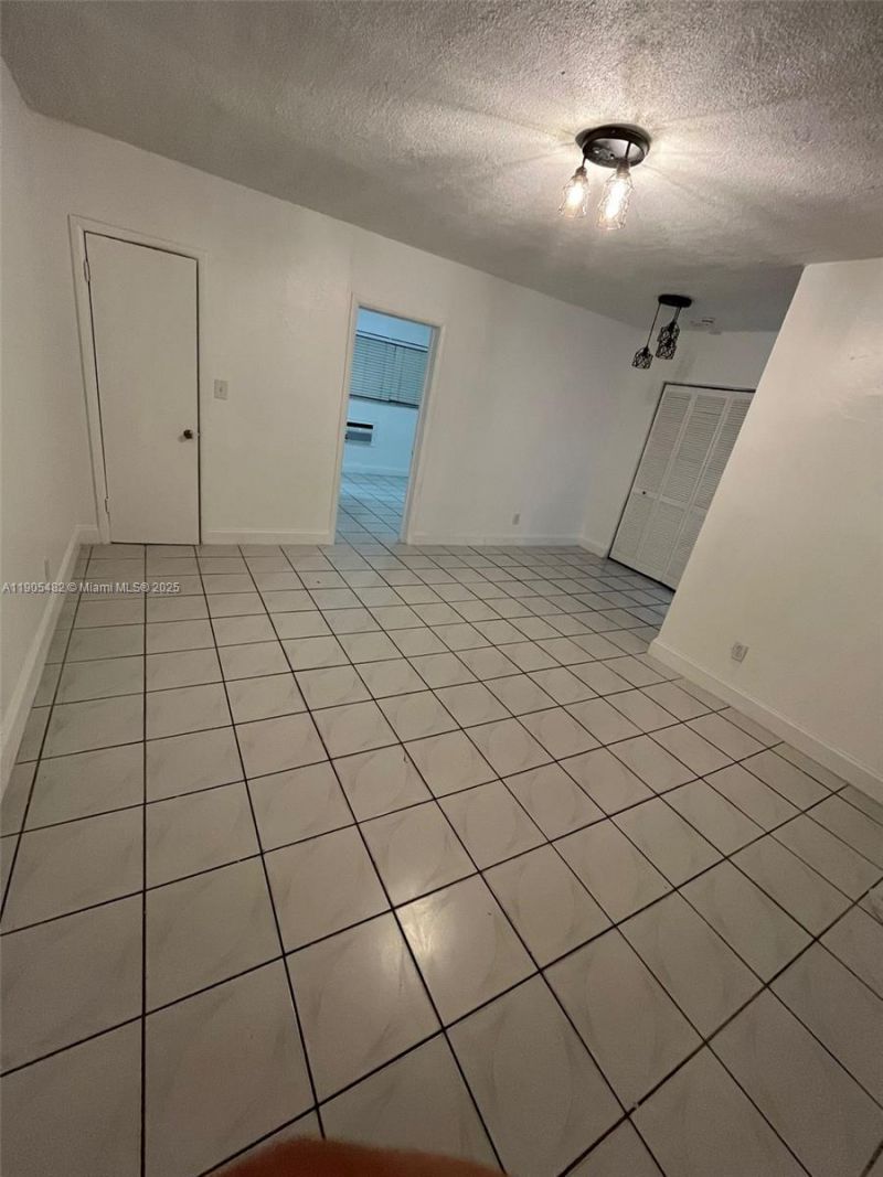 7155 Rue Notre Dame, Miami Beach, FL 33141 Photo
