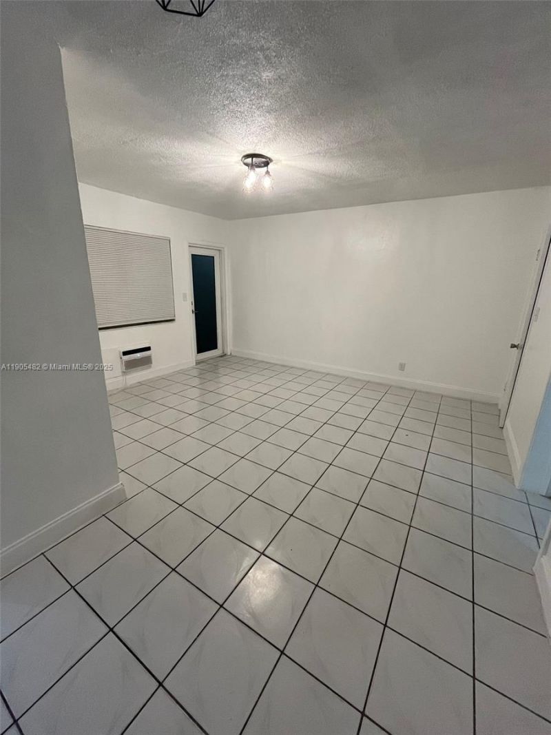 7155 Rue Notre Dame, Miami Beach, FL 33141 Photo