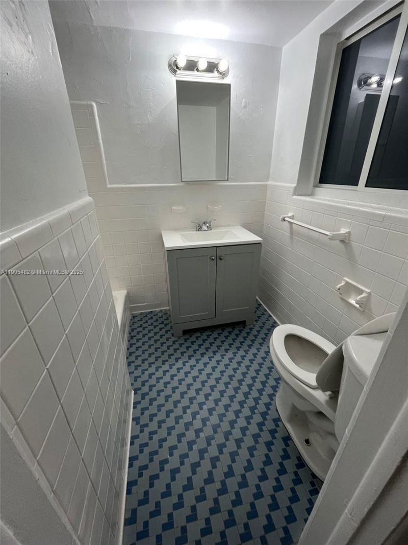 7155 Rue Notre Dame, Miami Beach, FL 33141 Photo