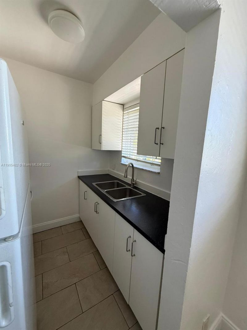 7155 Rue Notre Dame, Miami Beach, FL 33141 Photo