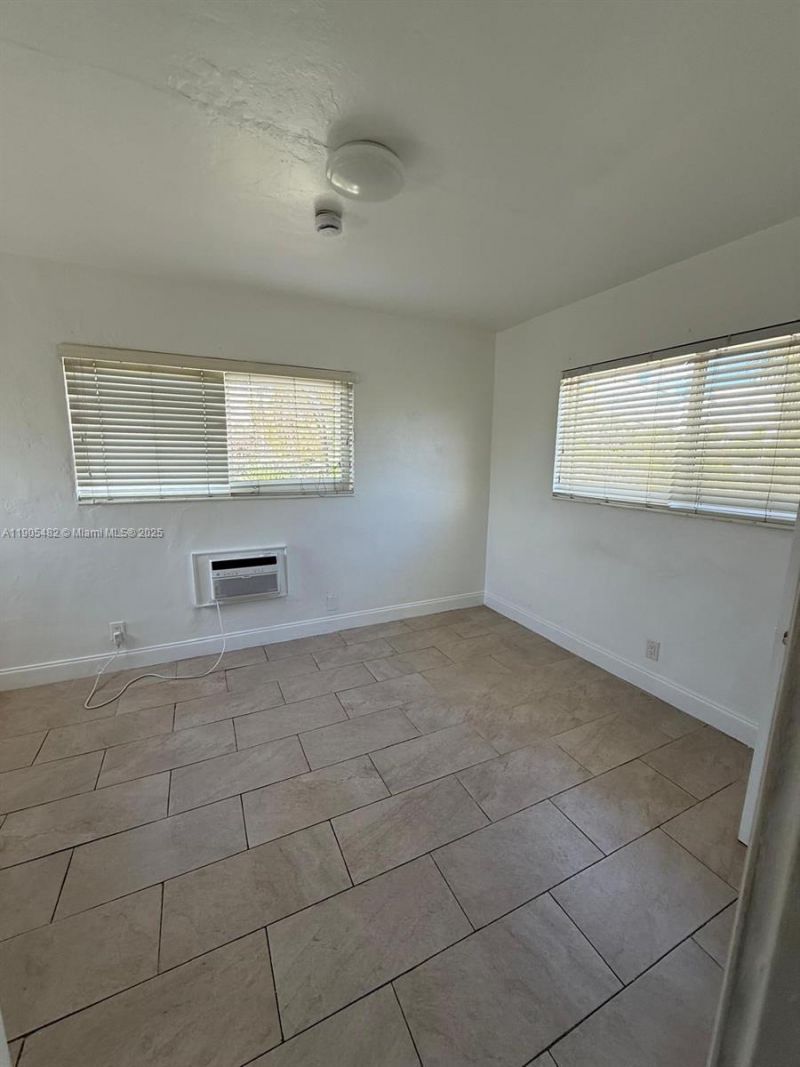 7155 Rue Notre Dame, Miami Beach, FL 33141 Photo